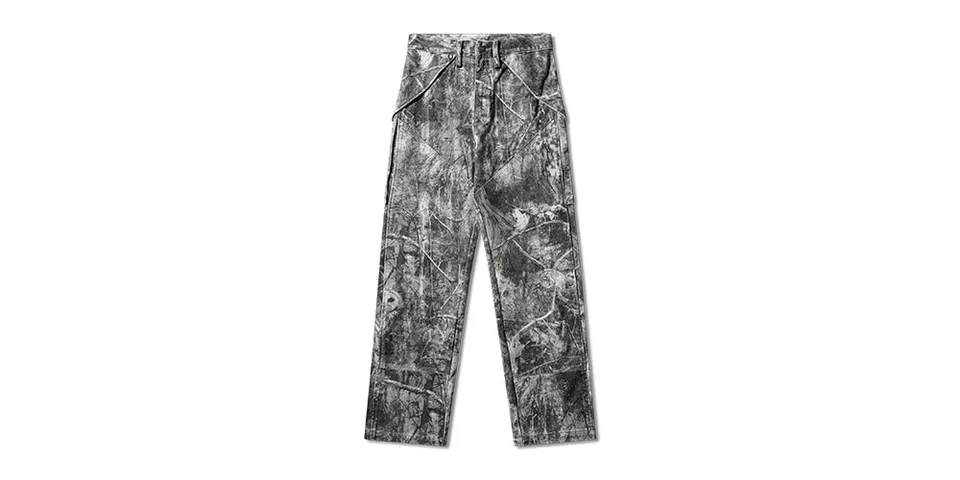 Un pantalon texturé gris avec motif marbré.
