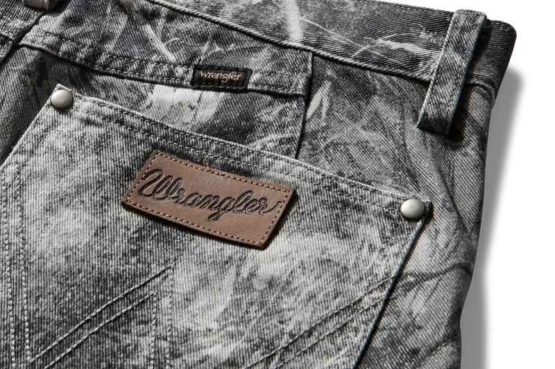 Gros plan sur un jean délavé avec étiquette Wrangler.