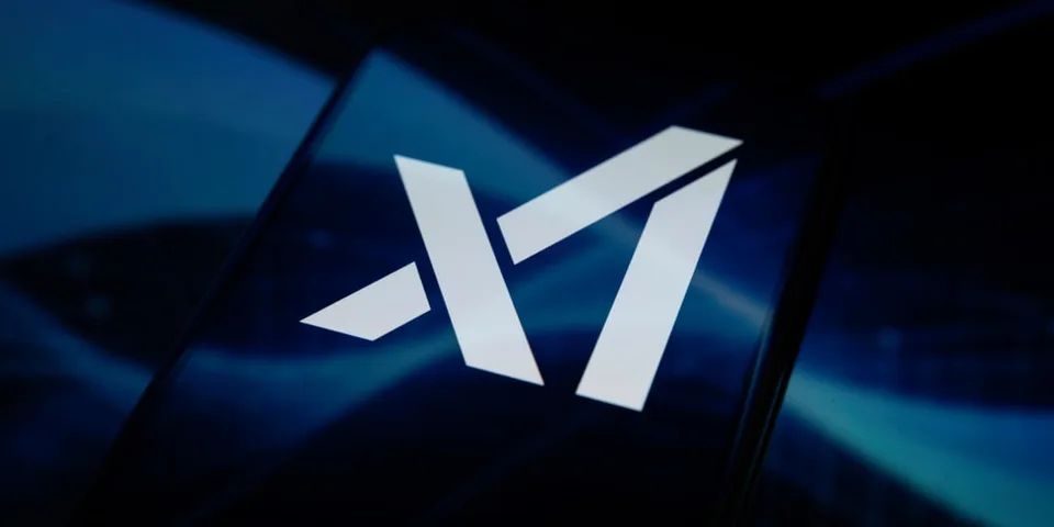 Logo blanc sur fond bleu avec des lignes abstraites.