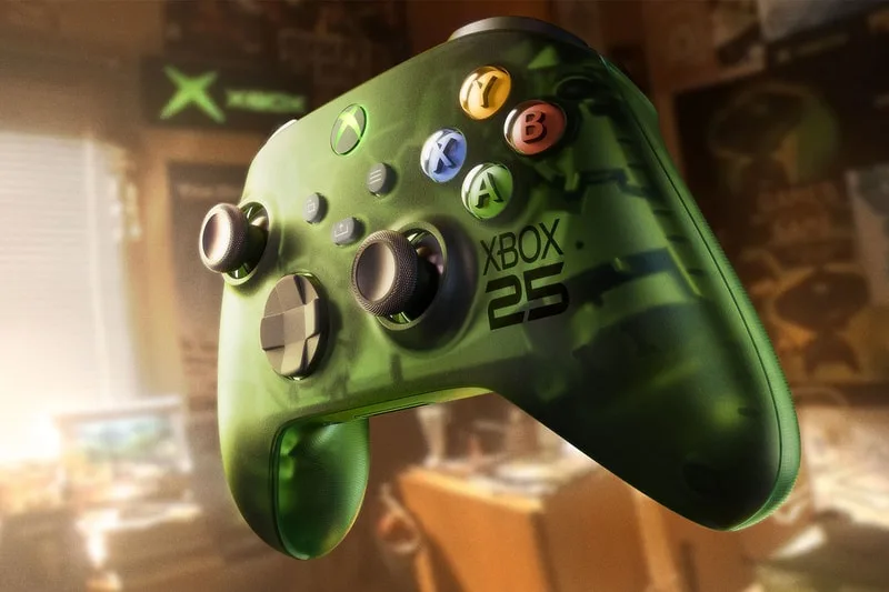 Manette Xbox verte transparente avec logo Xbox 25, chambre en arrière-plan.