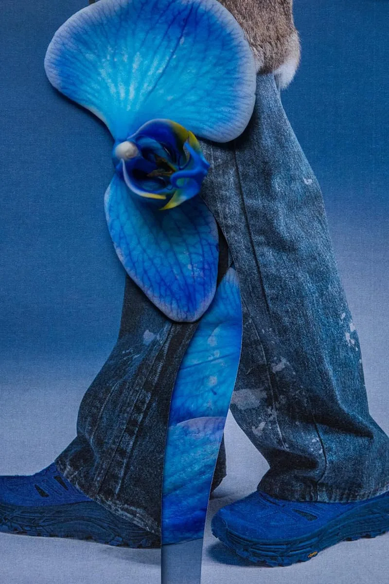 Jean bleu avec chaussures et fleur bleue, style artistique moderne.