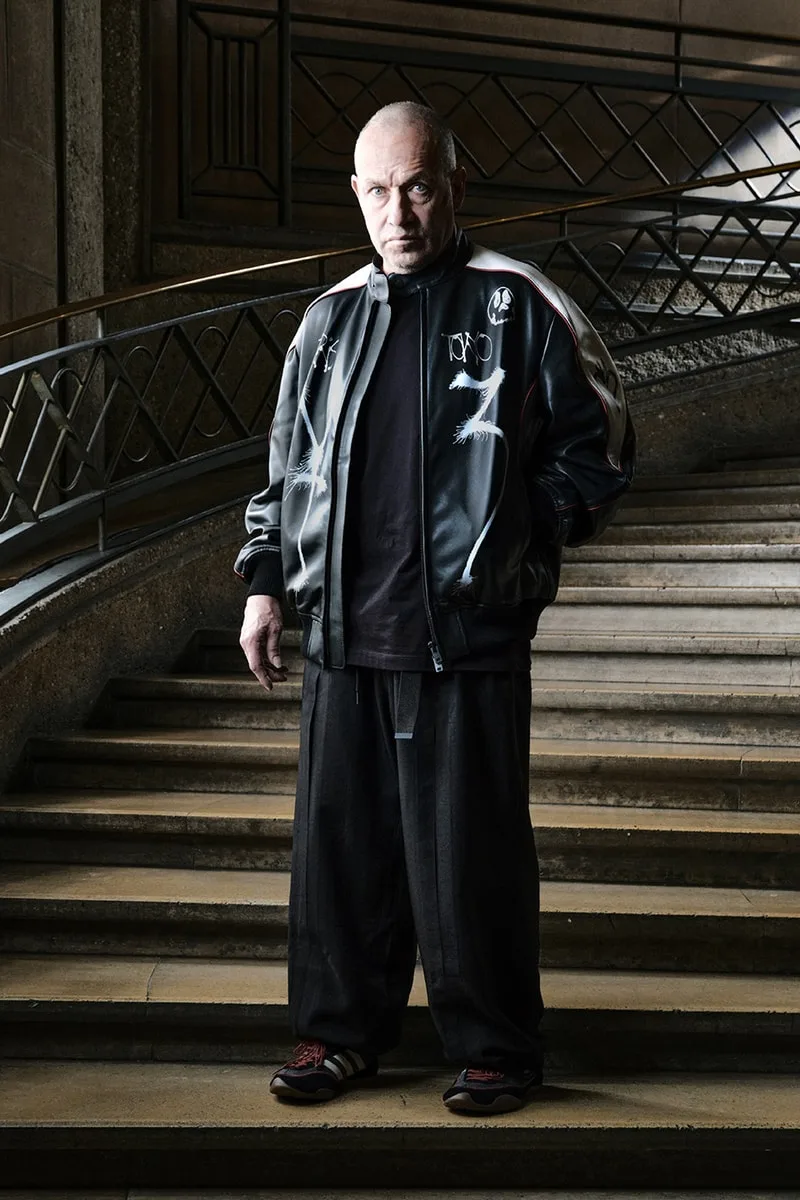 y-3-et-mark-gonzales-une-campagne-fw26-captivante/carousel-3.jpg