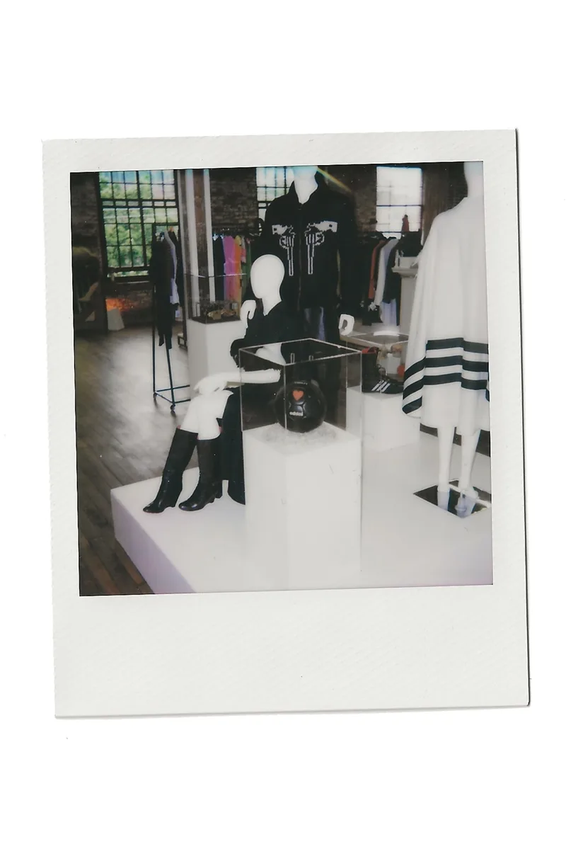 Exposition de mode avec mannequins en tenue moderne et élégante.