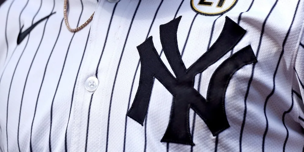 Maillot de baseball des Yankees, rayé noir et blanc.