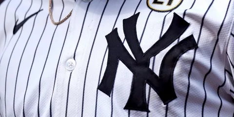 Maillot de baseball des Yankees, rayé noir et blanc.