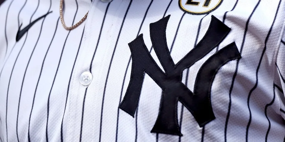 Maillot de baseball des Yankees, rayé noir et blanc.