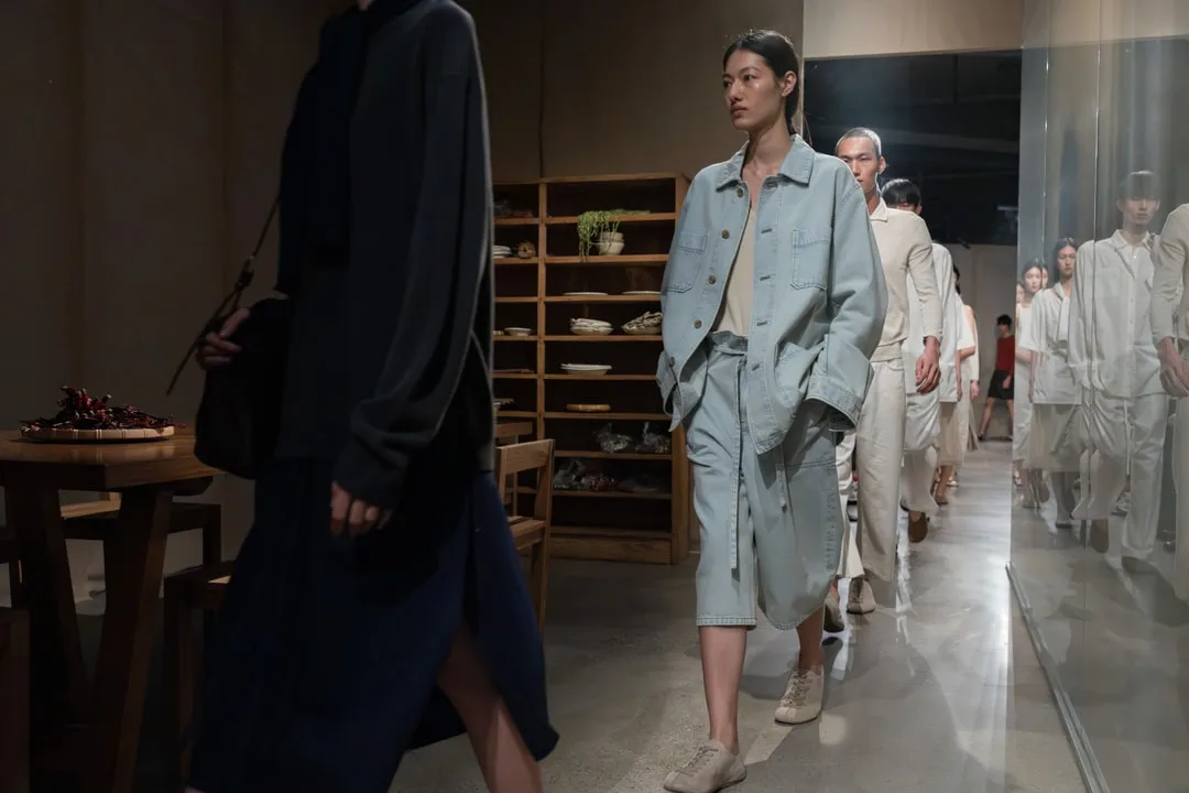 Défilé de mode avec mannequins habillés en vêtements modernes.