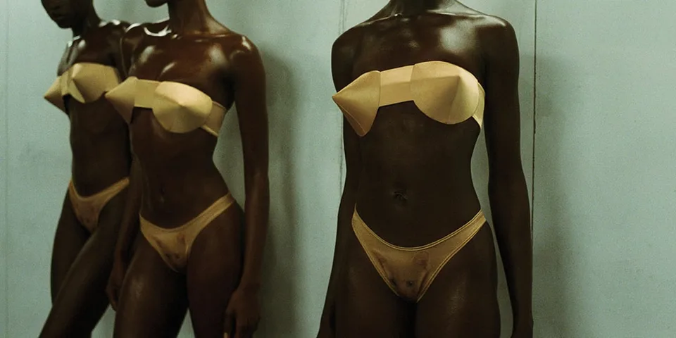 Mannequins portant des sous-vêtements couleur chair dans une vitrine