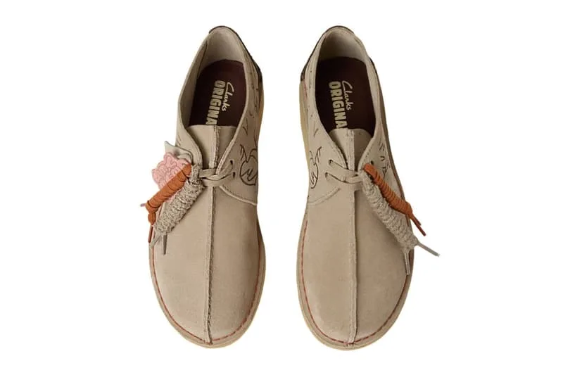 Paire de chaussures beiges Clarks Originals avec décoration tressée.