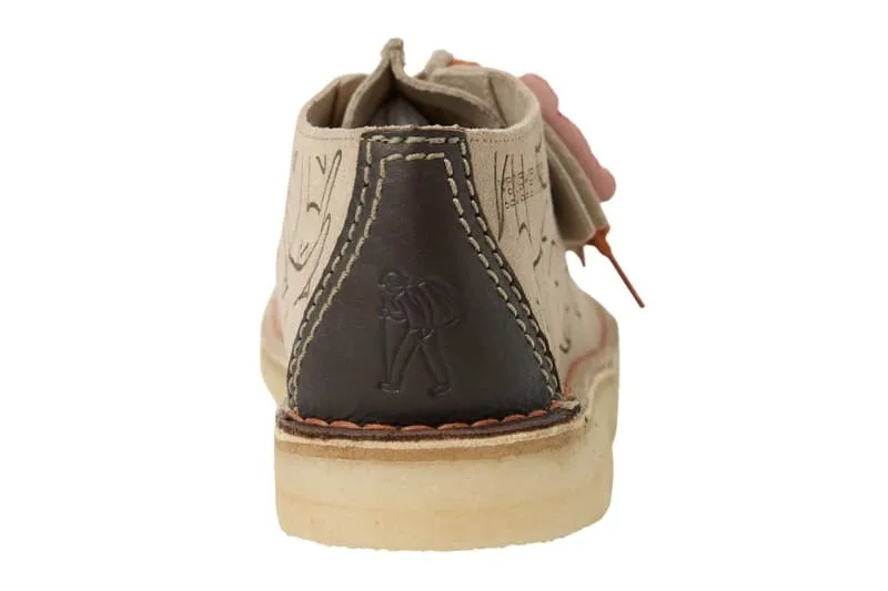 Vue arrière d'une chaussure beige avec détail brodé