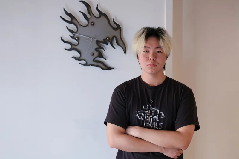 Yichen Ji, artiste contemporain : sculpture sur l’intelligence artificielle et la technologie