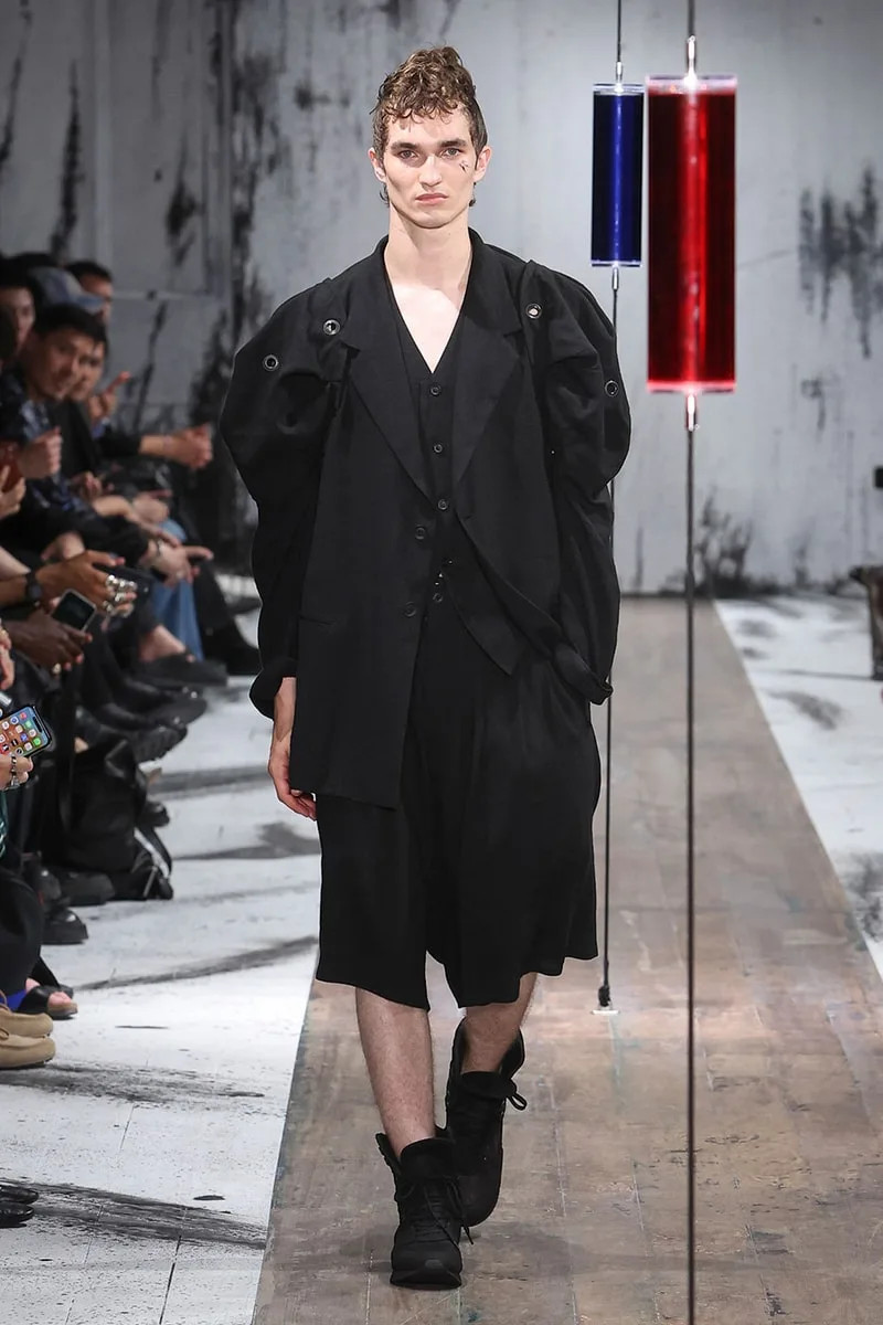yohji-yamamoto-lelegance-fragile-de-la-collection-ss27/carousel-1.jpg