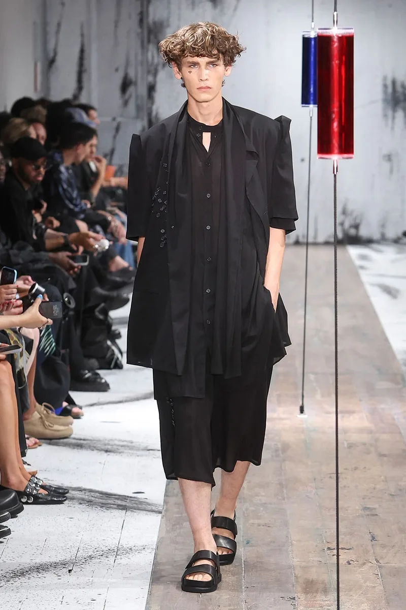 yohji-yamamoto-lelegance-fragile-de-la-collection-ss27/carousel-4.jpg