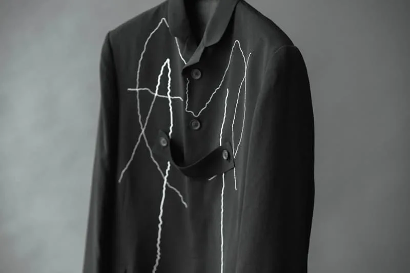 yohji-yamamoto-revisite-son-heritage-avec-cracked-embroidery/carousel-3.jpg
