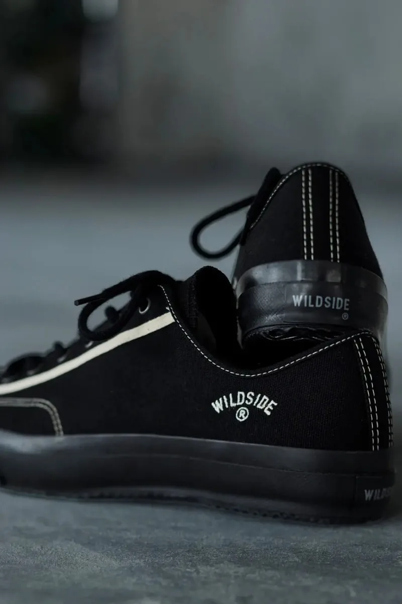 Chaussures noires avec logo Wildside visible sur le côté et le talon.
