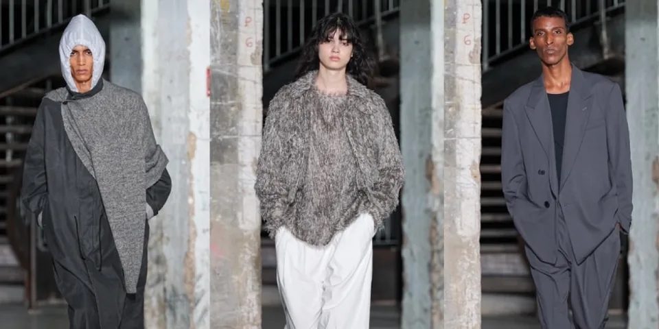 Défilé de mode avec trois mannequins habillés de vêtements modernes et élégants.