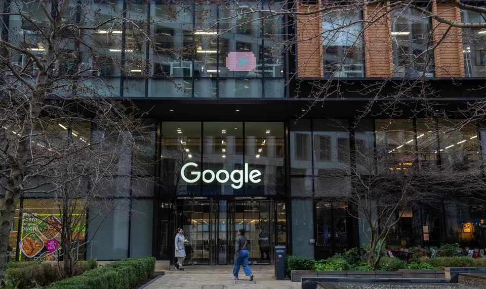 Architecture moderne : bâtiment Google avec arbres et passants.