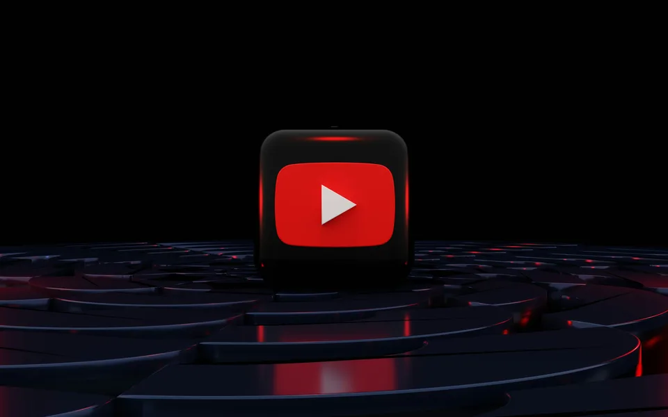 Cube noir et rouge avec logo de lecture YouTube sur fond sombre
