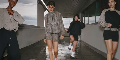 Quatre femmes portant des vêtements de sport élégants en extérieur.