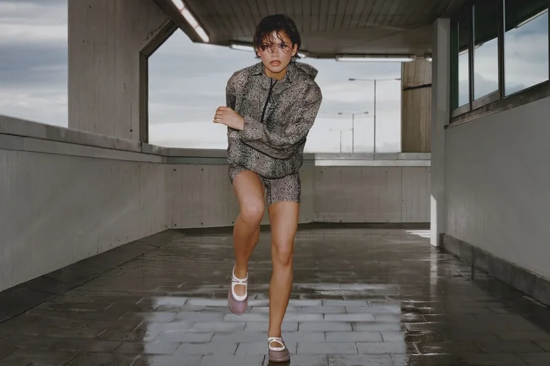 Femme en tenue sportive sous un passage couvert.