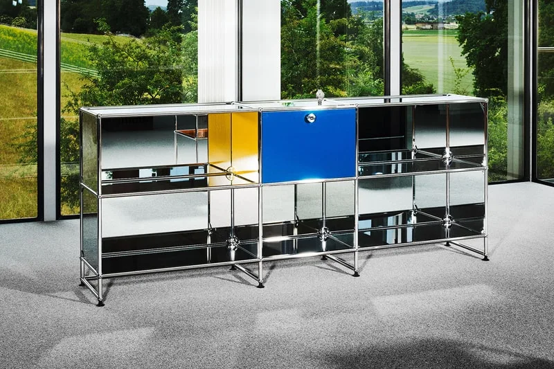 Meuble moderne avec portes colorées dans un bureau lumineux.