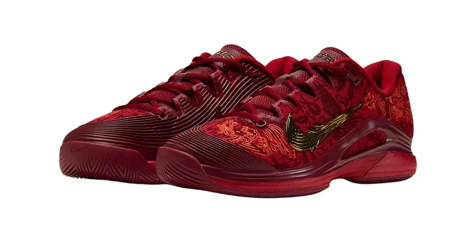Chaussures rouges avec motif doré et swoosh Nike.